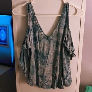 ⭐️Cold Shoulder American Eagle Top⭐️